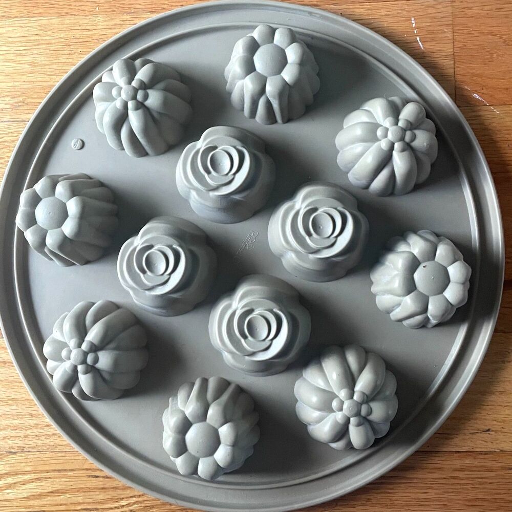 Pampered Chef Silicone Floral Mold 12 Flowers Roses Mini Cake Baking Pan 13.5"